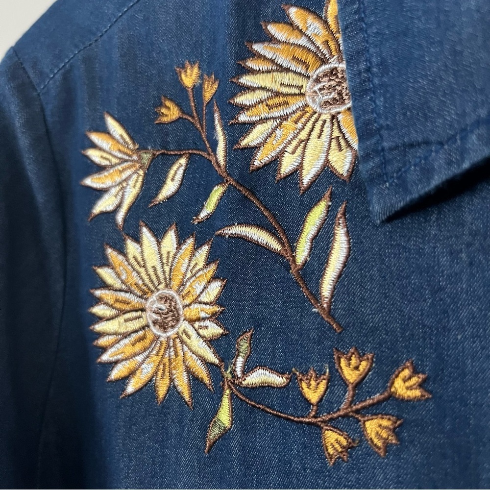 Blair Floral Embroidered Chambray Button Down Shirt XL Long Roll Tab Sleeve Boho - Picture 3 of 8